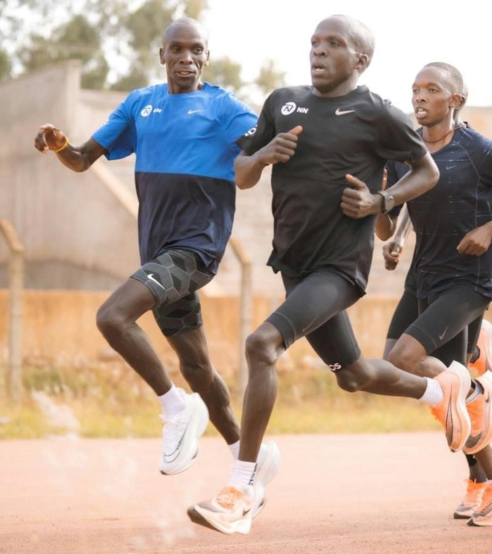 Ο Kipchoge σε ρόλο μέντορα λέει σε συναθλητή του να χαμηλώσει τον ρυθμό για να μην παρασύρει όλο το γκρουπ (Pics) runbeat.gr